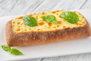 ciabatta ripiena di formaggio foto