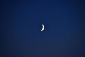 sera al chiaro di luna paesaggio rurale con cielo blu foto