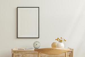 cornice mockup sul tavolo da lavoro nell'interno del soggiorno su sfondo bianco vuoto della parete.