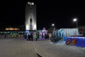 vladivostok, primorsky krai-13 gennaio 2020 - paesaggio notturno della città festiva. piazza con luci di Natale e persone. foto