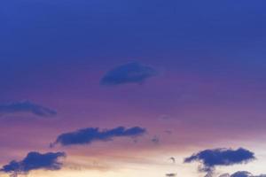 bellissimo sfondo viola con cielo serale e nuvole foto
