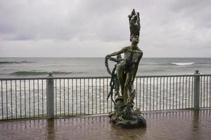 svetlogorsk, russia-16 maggio 2016 - monumento a ondine sul mar baltico. foto