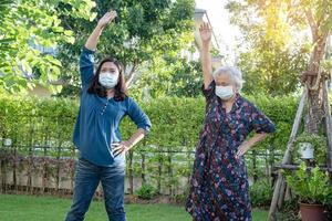 asiatico anziano o anziana signora anziana esercizio paziente con felice fresco godere nel parco, sano forte concetto medico foto