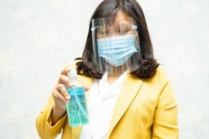 signora asiatica che indossa una maschera nuova normalità in ufficio per proteggere la sicurezza dall'infezione covid-19 coronavirus. foto