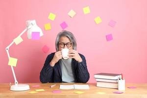 uomo con il libro foto