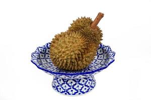 delizioso durian sul tradizionale vassoio in ceramica tailandese con percorso di ritaglio foto