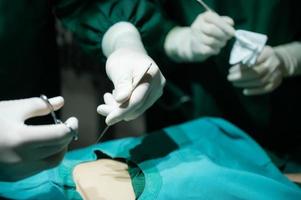 il team di medici chirurghi professionisti sta lavorando per un intervento chirurgico nella sala operatoria medica dell'ospedale foto