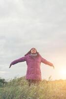 silhouette della donna libertà godere con fresca brezza durante l'inverno. foto