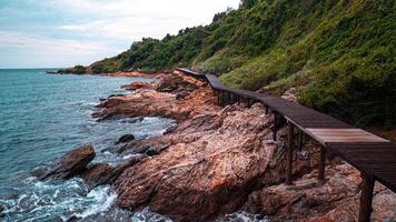 sentiero in legno sulla montagna con la bellissima vista sul mare. khao leam ya - parco nazionale mu ko samet rayong thailandia foto