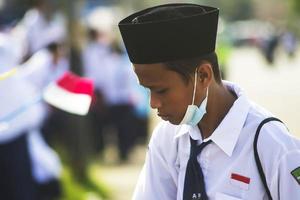 sorong, papua occidentale, indonesia, 4 ottobre 2021. visita di stato del presidente dell'indonesia, joko widodo. i bambini delle scuole e gli insegnanti hanno accolto con favore l'arrivo del presidente dal lato della strada. foto