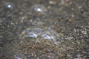 bolla d'acqua che cade a terra foto