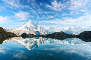 giornata di sole sul lago lac blanc nelle alpi francesi foto