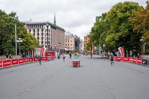 corridori che attraversano le strade di riga durante la maratona di tet riga. foto