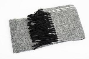sciarpa di lana grigia calda ed elegante su sfondo bianco. foto in studio