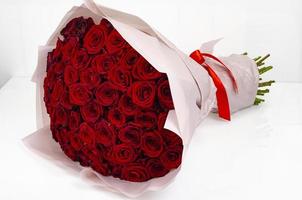 lussuoso bouquet festivo di rose rosse fresche. foto in studio