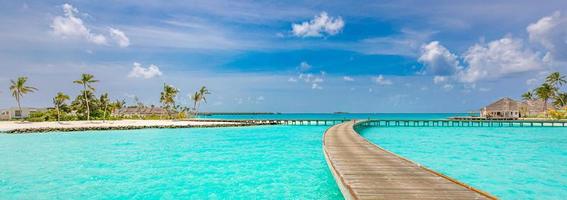 idilliaca spiaggia tropicale, paesaggio delle Maldive. progettazione del turismo per il paesaggio delle vacanze estive, concetto di destinazione per le vacanze. scena dell'isola esotica, vista rilassante. paradiso balneare laguna