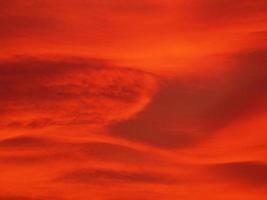 cielo al tramonto rosso con sfondo di nuvole foto