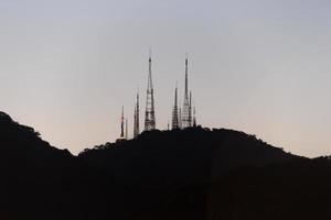 vista delle antenne di comunicazione dalla cima della collina di sumare a rio de janeiro - brasile. foto