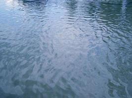 sfondo della superficie dell'acqua blu foto