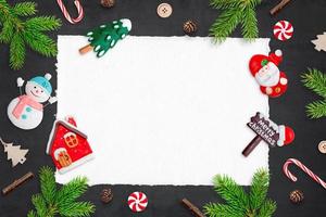 carta bianca circondata da decorazioni natalizie per il testo di saluto foto