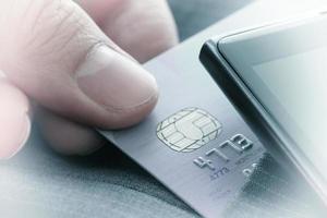 carte di credito a fuoco molto superficiale con sfondo grigio come concetto di shopping online foto