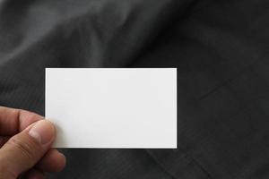 biglietto da visita in bianco del pacchetto di identità corporativa con il fondo grigio scuro del vestito. foto
