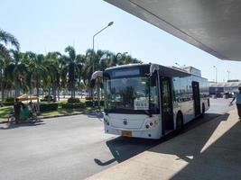 bangkok, tailandia, 31 ottobre 2018, bus dell'otturatore, l'aeroporto di suvarnabhumi è l'aeroporto principale della tailandia.0n bangkok, tailandia, ottobre 2018. foto