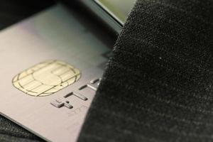 carte di credito a fuoco molto superficiale con sfondo grigio foto