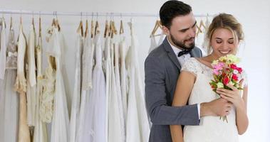 gli amanti danno fiori alla sposa e si baciano felici e le coppie amano stare in studio di nozze foto