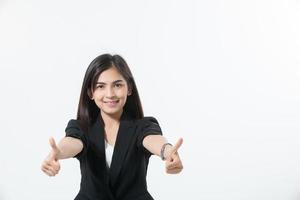 le donne d'affari asiatiche sorridono e fanno segno con la mano per lavorare felice e successo e concetto vincente su sfondo bianco foto