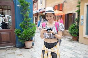 gli zaini delle donne asiatiche che camminano insieme e felici stanno scattando foto e selfie rilassano il tempo durante il viaggio di concetto di vacanza
