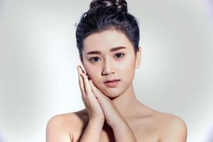 le donne asiatiche belle con la pelle fresca e pulita toccano il proprio viso. trattamento facciale . cosmetologia, bellezza e spa foto