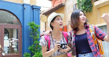 zaini di donne asiatiche che camminano insieme e felici stanno scattando foto e guardando foto, tempo di relax in vacanza concetto di viaggio
