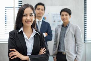 donne d'affari asiatiche e gruppo che usano il taccuino per riunioni e donne d'affari che sorridono felici di lavorare foto