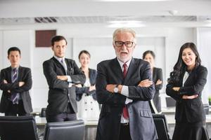 gruppo di uomini d'affari con il leader dell'uomo d'affari che celebra il successo e sorride foto