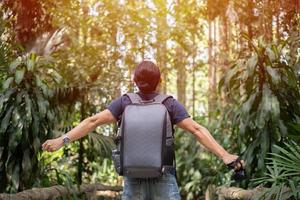 uomini viaggiatori per la libertà in piedi con le braccia alzate e godersi una natura meravigliosa e fare il tifo per i giovani al tramonto, rilassarsi durante il viaggio di concetto di vacanza foto