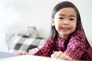 ragazza asiatica carina seduta sorridente foto