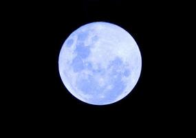 luna piena blu nella notte oscura foto