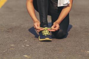 donne asia sport, fitness, esercizio fisico e concetto di stile di vita - scarpe da ginnastica per allacciatura donna corridore foto