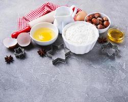 tavolo da cucina con ingredienti da forno foto