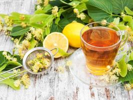 tazza di tisana con fiori di tiglio foto