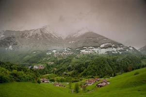 villaggio di montagna innevato in primavera foto