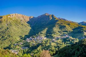 villaggio di montagna in primavera foto