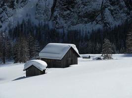 paesaggio incantato dopo abbondanti nevicate foto