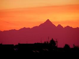 orizzonte di tramonto di montagna foto