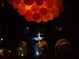 bergamo italia 14 settembre2018 esibizione di danza acrobatica sospesa in aria esibizione di molecoleshow foto