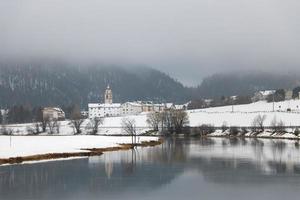 vista del villaggio di celerina in engadina svizzera foto