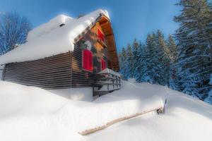 a casa da solo nella neve foto