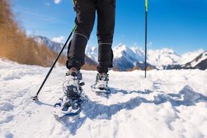 escursione in montagna con le ciaspole durante le vacanze invernali foto