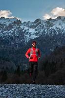 atleta di corsa a lunga distanza durante un freddo allenamento in montagna foto